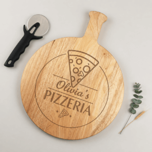 Gegraveerde pizzaplank met pizzames, perfect gepersonaliseerd voor het serveren en snijden van pizza.