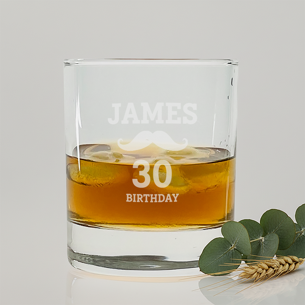 Een whiskeyglas graveren met eigen ontwerp, ideaal voor unieke geschenken.