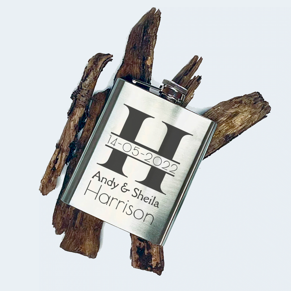 Heupfles graveren zilver, ideaal voor gepersonaliseerde geschenken met eigen ontwerp of logo.