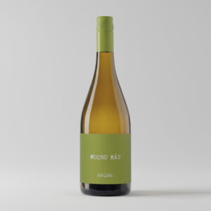 "Fles Mucho M&aacute;s witte wijn met groen etiket en groene schroefdop."