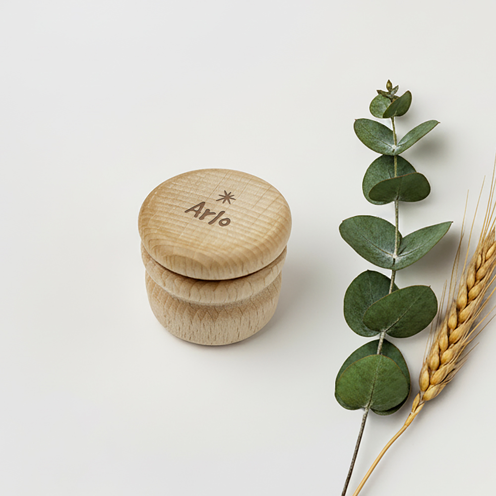 Baby haarlokjes doosje met naam graveren dicht productfoto 2 | Gepersonaliseerde cadeaus Haarlokdoosje graveren detail van naam op deksel