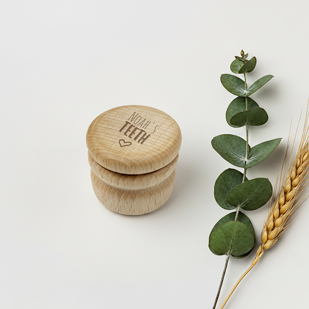 Baby tanden doosje haarlokje productfoto 2 | Gepersonaliseerde cadeaus Tandendoosje graveren detail met naam op houten doosje
