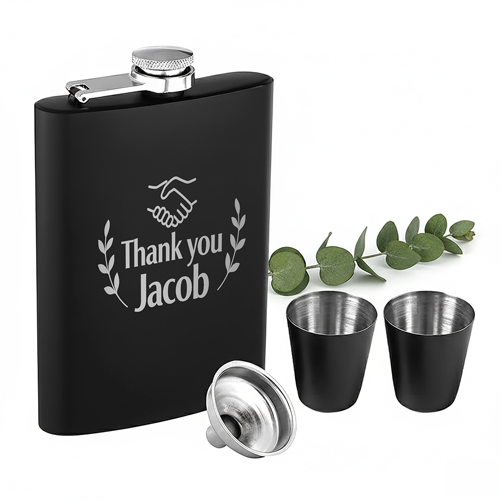 Heupfles cadeaupakket graveren productfoto 1 4 | Gepersonaliseerde cadeaus Heupfles graveren zwart cadeauset met naam en tekst