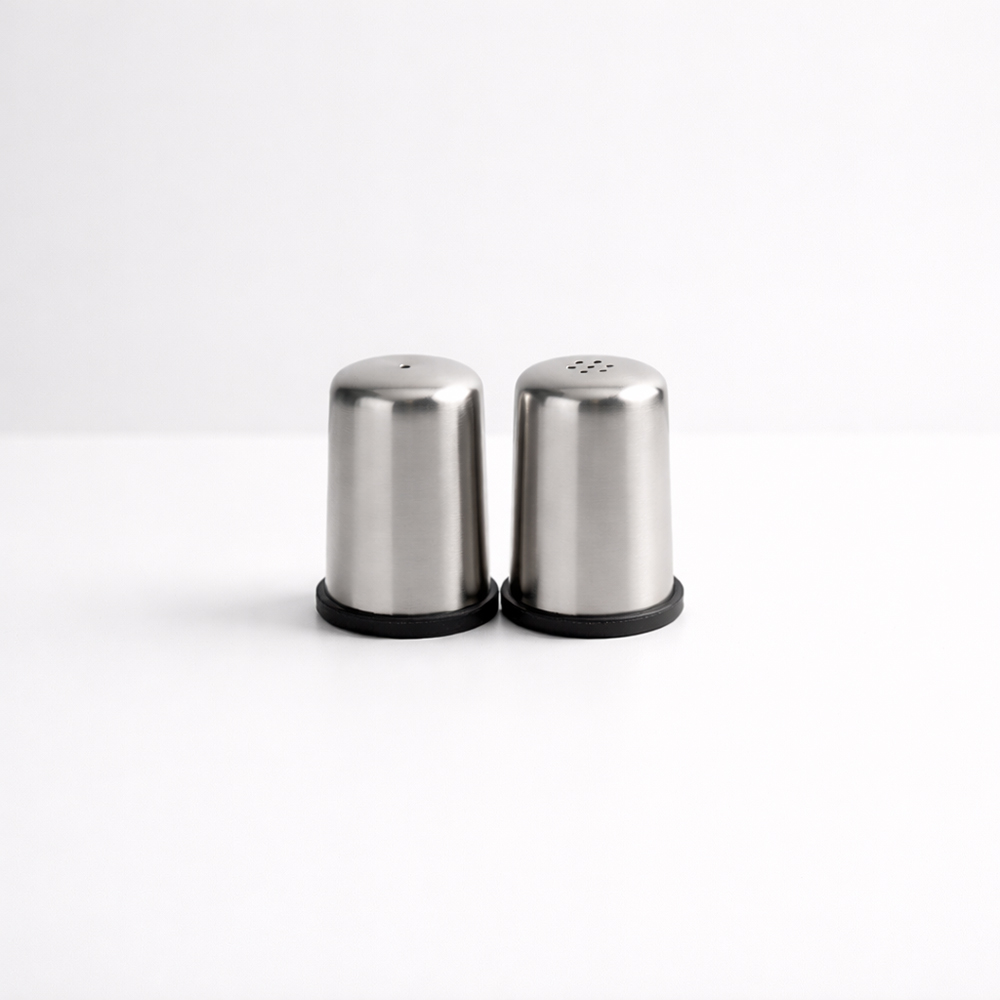 Zout en peper set RVS op lichte achtergrond